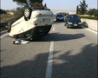 Durante i lavori si apre l'asfalto feriti e traffico fermo sulla Brindisi - Lecce